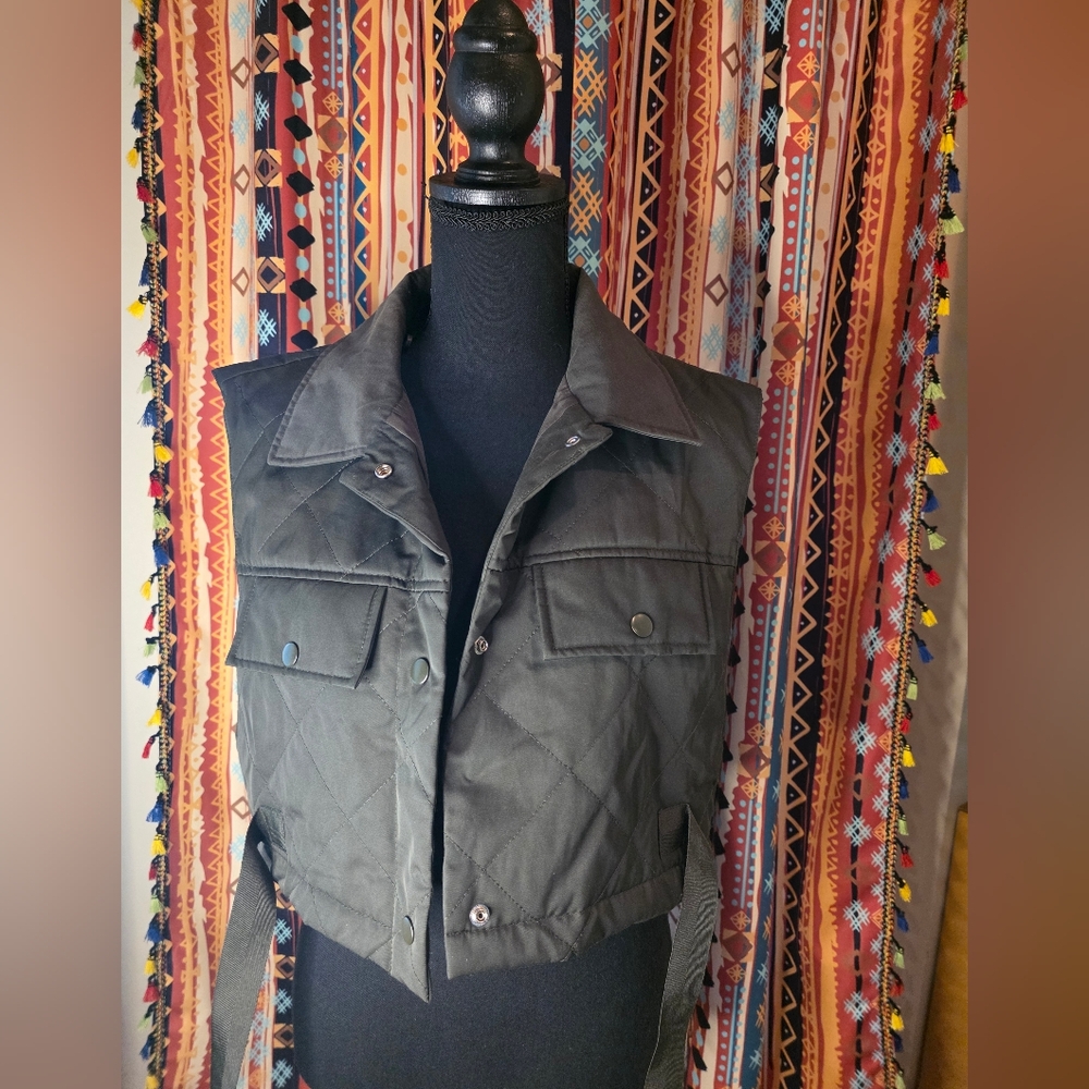 ZARA Olive Quilted Cropped Utility Vest – Street Style Staple (Size Medium)